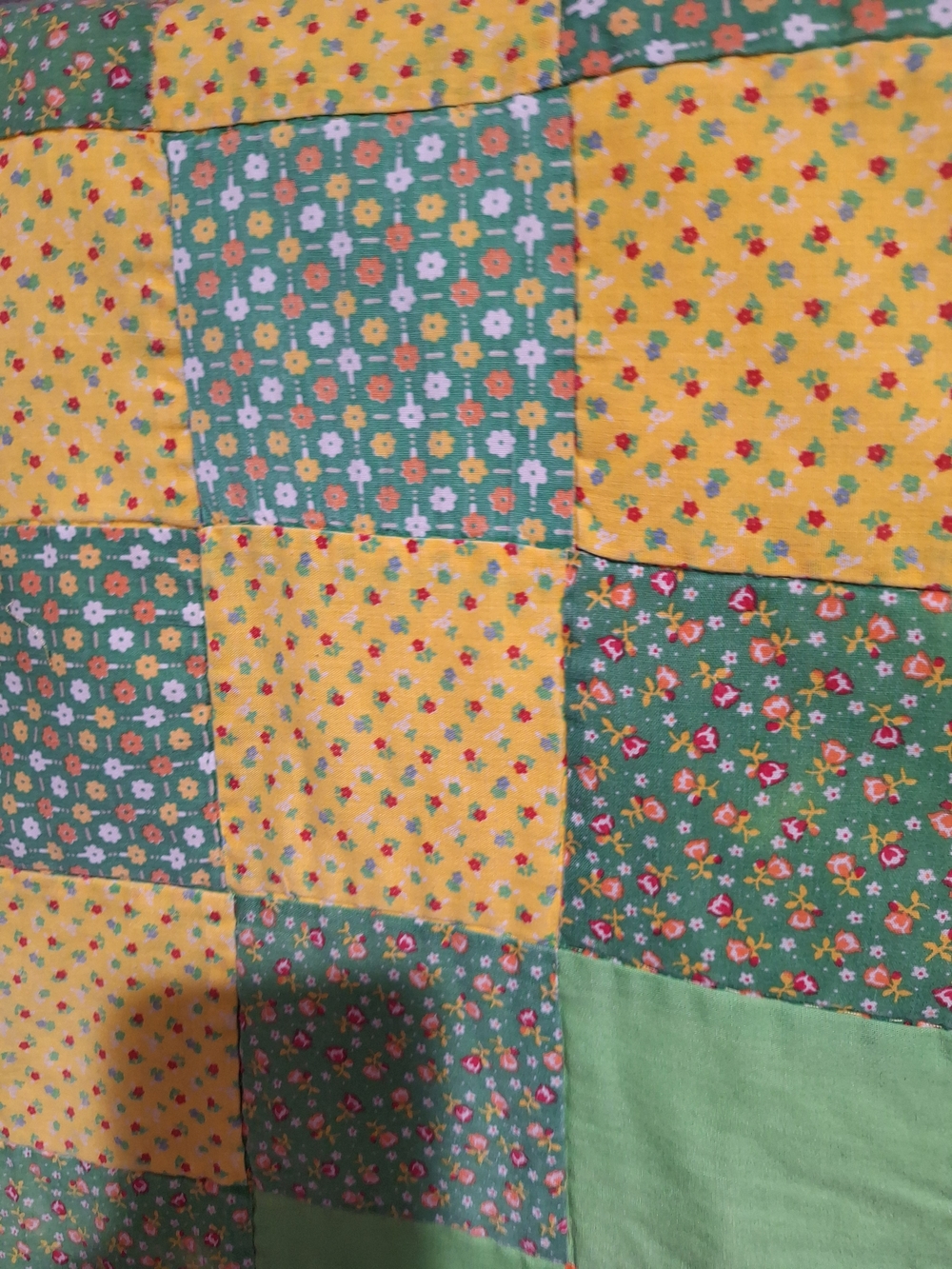 YGreen and Yellow Patchwork Floral Quilt Throw